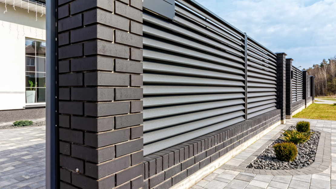 szekcionált-modern-kerítés-dísz-mintával-burkolva